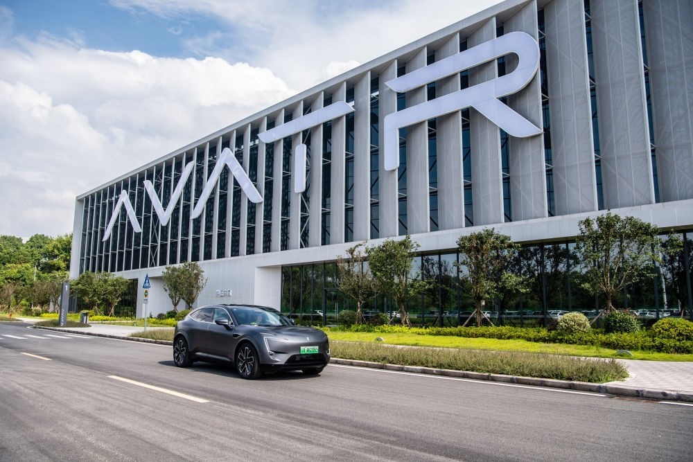 一輛新能源汽車在重慶市江北區(qū)行駛（2023年7月20日攝）。新華社記者 唐奕 攝