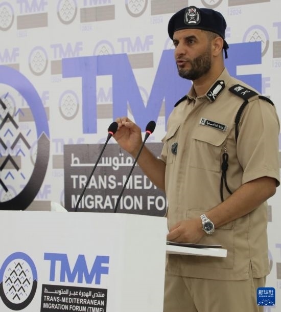 7月10日，利比亞內(nèi)政部長特拉貝爾西在首都的黎波里舉行的新聞發(fā)布會上講話。新華社發(fā)（哈姆扎·圖爾基亞攝）