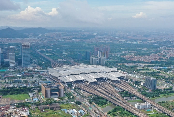 這是2024年6月23日拍攝的廣州南站（無(wú)人機(jī)照片）。新華社記者 劉大偉 攝