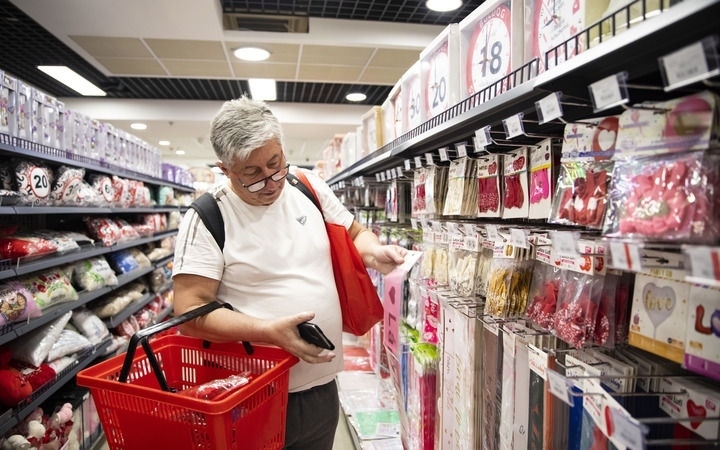 2024年4月29日，在匈牙利布達(dá)佩斯，一名男子在中歐商貿(mào)物流合作園區(qū)的中國(guó)商品交易展示中心內(nèi)購(gòu)物。中歐商貿(mào)物流合作園區(qū)是中國(guó)在歐洲地區(qū)建設(shè)的首個(gè)商貿(mào)物流型境外經(jīng)貿(mào)合作區(qū)，也是集商貿(mào)展示與交易、物流運(yùn)輸與倉(cāng)儲(chǔ)、產(chǎn)業(yè)投資與合作功能于一體的中歐企業(yè)雙向互動(dòng)平臺(tái)。新華社記者 張帆 攝