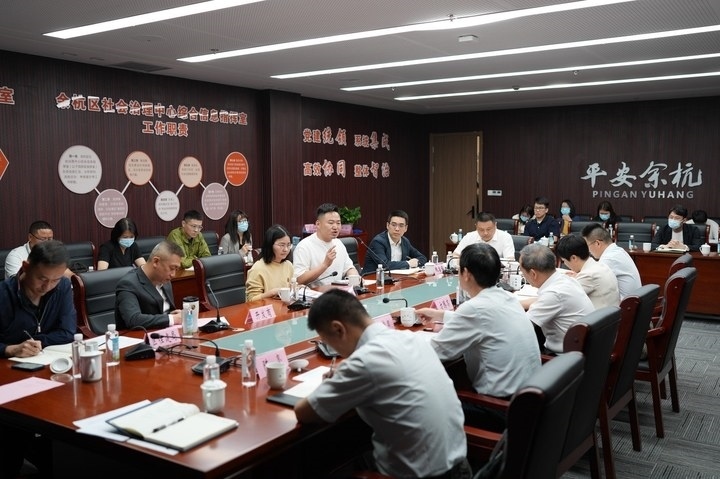 由浙江省信訪局和相關(guān)部門負(fù)責(zé)人組成的下訪團在杭州市余杭區(qū)社會治理中心接待來訪群眾。新華社記者 翁忻旸 攝