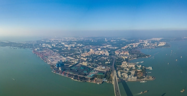 海南自貿(mào)港重點(diǎn)園區(qū)——洋浦經(jīng)濟(jì)開(kāi)發(fā)區(qū)（2023年12月31日攝，無(wú)人機(jī)全景照片）。新華社記者 蒲曉旭 攝