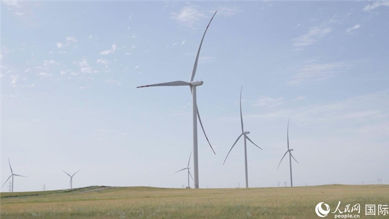 阿克莫拉州風(fēng)電項(xiàng)目群風(fēng)機(jī)。 人民網(wǎng)記者 葛泰佚攝
