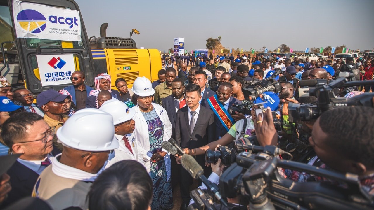 剛果（金）當(dāng)?shù)孛襟w采訪出席開工儀式的有關(guān)負(fù)責(zé)人。中鐵資源集團(tuán)供圖