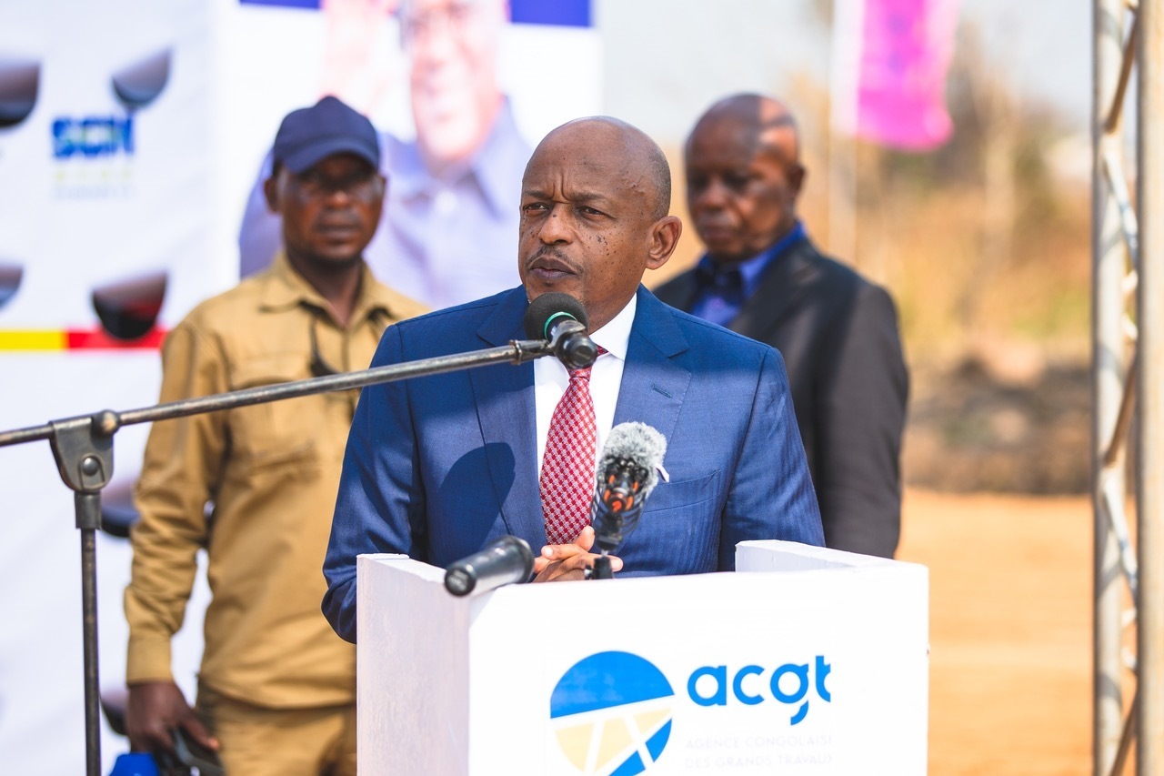 剛果（金）國務(wù)部長兼基礎(chǔ)設(shè)施和公共工程部長穆武尼在開工儀式上致辭。中鐵資源集團(tuán)供圖