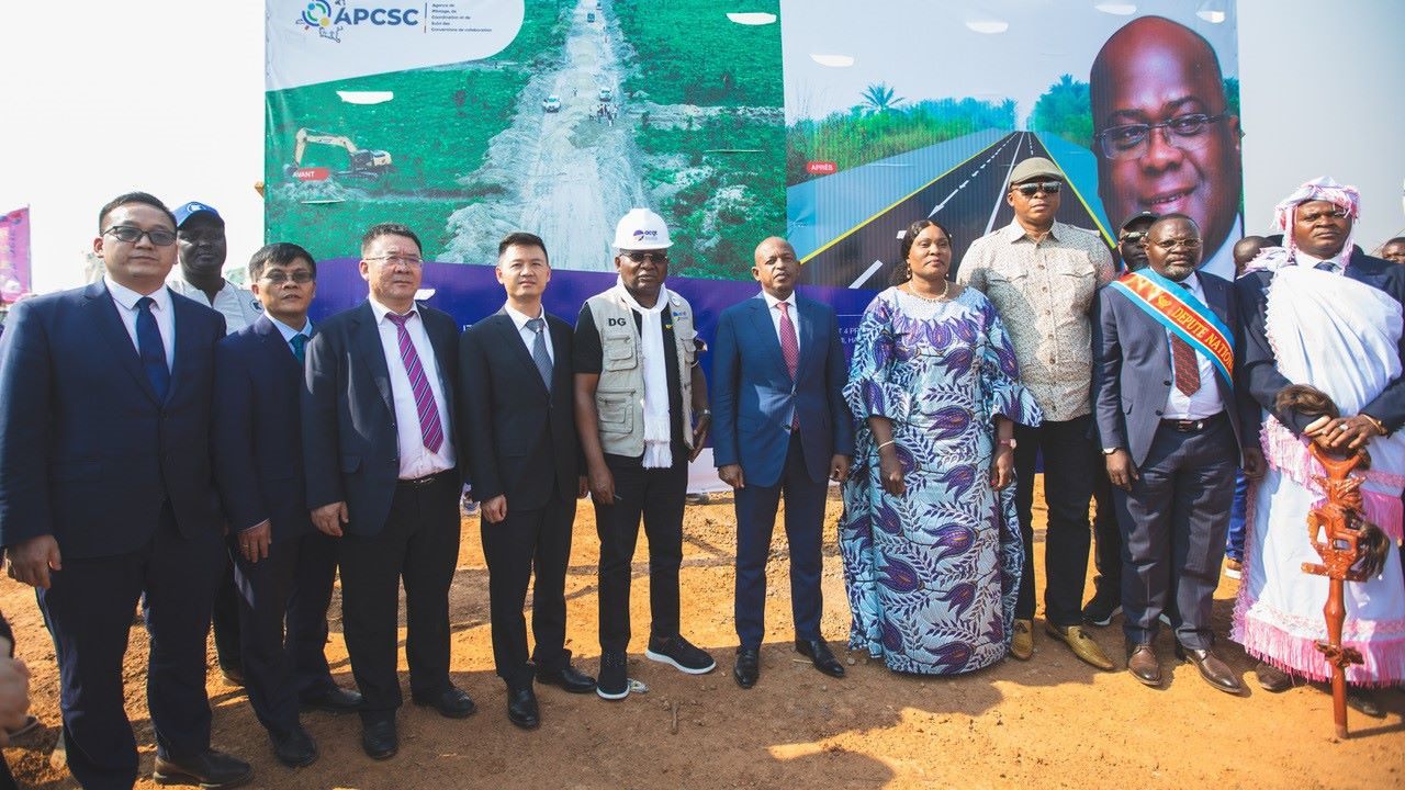 剛果（金）政府代表與中方企業(yè)代表出席開工儀式。中鐵資源集團(tuán)供圖