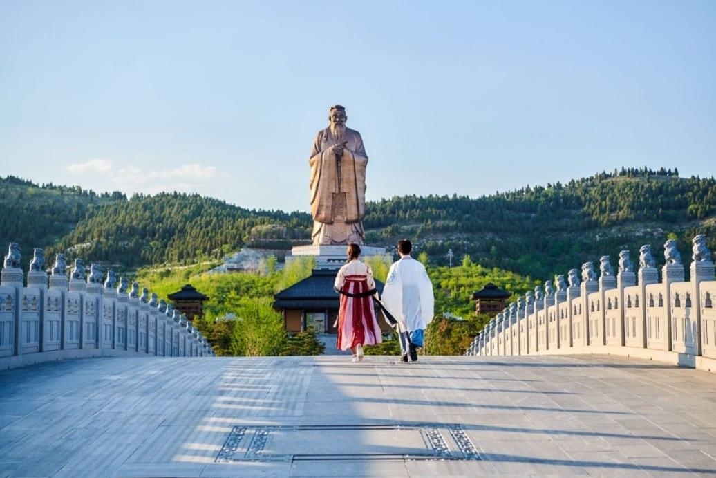 游客漫步尼山圣境領(lǐng)略古脈綿長。人民網(wǎng) 喬姝攝