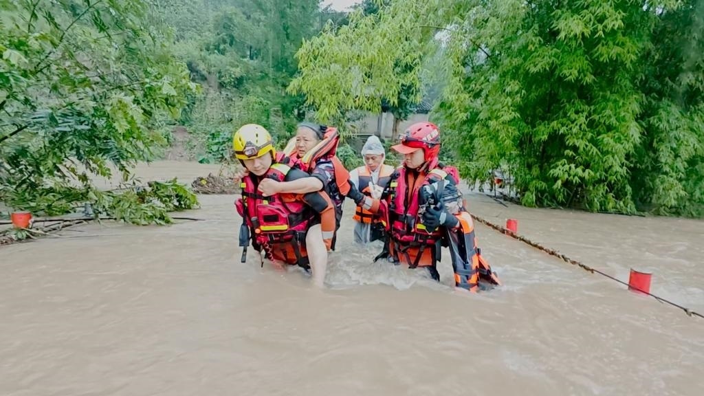 在忠縣，救援人員正在轉(zhuǎn)移受災(zāi)群眾。新華社發(fā)