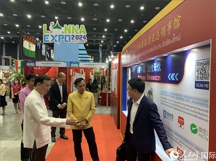 7月9日，中國駐清邁總領事陳海平與清邁副府尹威拉蓬等共同參觀以“暢游中國、支付無憂”為主題的中國展位。人民網(wǎng)記者章念生攝