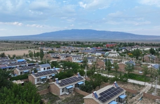 紅寺堡區(qū)新集村屋頂上的光伏板。新華社發(fā)（康國慶 攝）