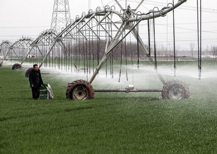2024年3月18日，在河南省焦作市博愛縣孝敬鎮(zhèn)東原莊村瑞輝家庭農(nóng)場，村民使用全自動指針式噴灌機進(jìn)行澆灌作業(yè)。新華社發(fā)（程全攝）