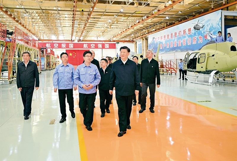 2023年10月10日至13日，中共中央總書記、國家主席、中央軍委主席習(xí)近平在江西考察。這是11日上午，習(xí)近平在景德鎮(zhèn)市昌河飛機工業(yè)（集團）有限公司考察。 新華社記者 燕雁/攝