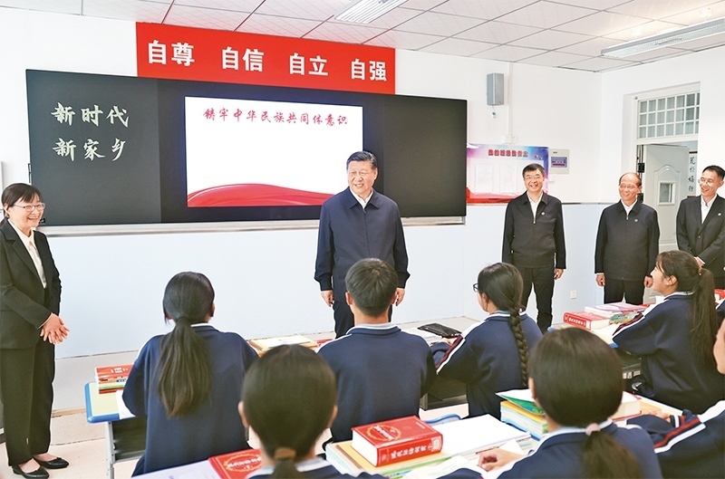 2024年6月18日至19日，中共中央總書記、國家主席、中央軍委主席習(xí)近平在青?？疾?。這是18日下午，習(xí)近平在果洛西寧民族中學(xué)高一（1）班觀摩“新時代、新家鄉(xiāng)”主題思政課。 新華社記者 鞠鵬/攝