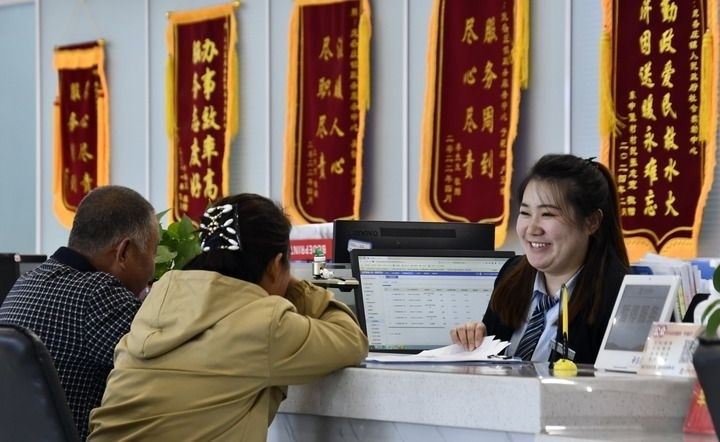 2024年3月25日，北京市大興區(qū)龐各莊鎮(zhèn)政務(wù)服務(wù)中心的工作人員耐心為群眾解答問題。大興區(qū)龐各莊鎮(zhèn)政務(wù)服務(wù)中心用“最多跑一次”的工作理念為企業(yè)和群眾提供了便利化、精準(zhǔn)化、個性化的衍生服務(wù)。新華社記者 李欣 攝