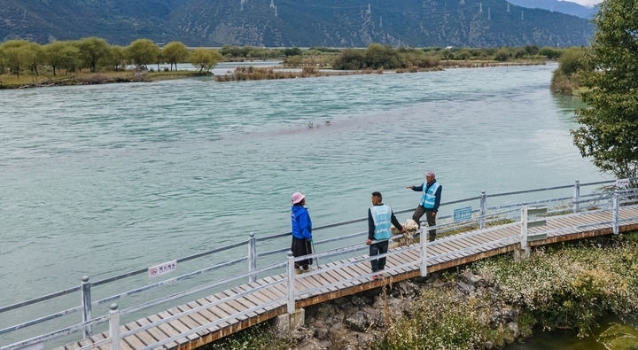 西藏雅尼國家濕地公園管護(hù)員在巡護(hù)途中小憩（無人機照片，2023年9月8日攝）。新華社記者 丁增尼達(dá) 攝