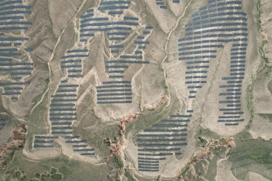 通渭縣10萬千瓦集中式光伏發(fā)電項目。新華社記者 張睿 攝