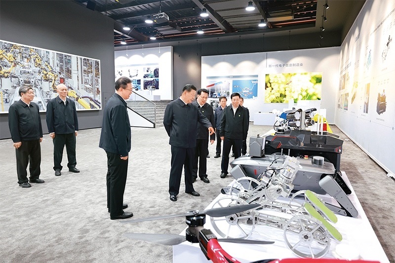 2024年4月22日至24日，中共中央總書記、國家主席、中央軍委主席習(xí)近平在重慶考察。這是22日下午，習(xí)近平參觀重慶科技創(chuàng)新和產(chǎn)業(yè)發(fā)展成果展示。 新華社記者 王曄/攝