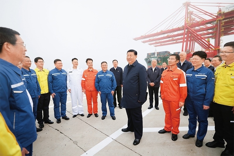 2024年5月22日至24日，中共中央總書記、國家主席、中央軍委主席習(xí)近平在山東考察。這是22日下午，習(xí)近平在日照港親切慰問港口科技工作者、運營人員、航運人員。 新華社記者 鞠鵬/攝