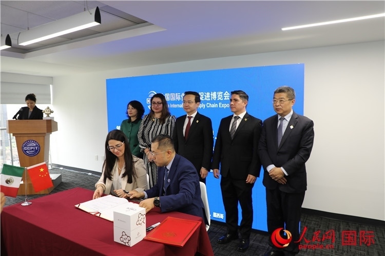 與會(huì)嘉賓簽署關(guān)于共同促進(jìn)墨西哥企業(yè)參加第二屆鏈博會(huì)合作備忘錄。人民網(wǎng) 埃內(nèi)斯托·多明戈斯攝