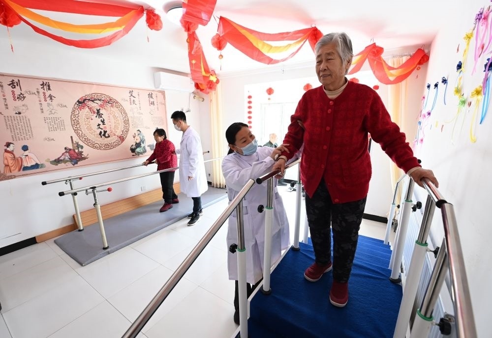 在河北省香河縣安平鎮(zhèn)運河新村醫(yī)養(yǎng)中心，老年人在進行康復(fù)訓(xùn)練（2024年2月29日攝）。新華社記者 王曉 攝