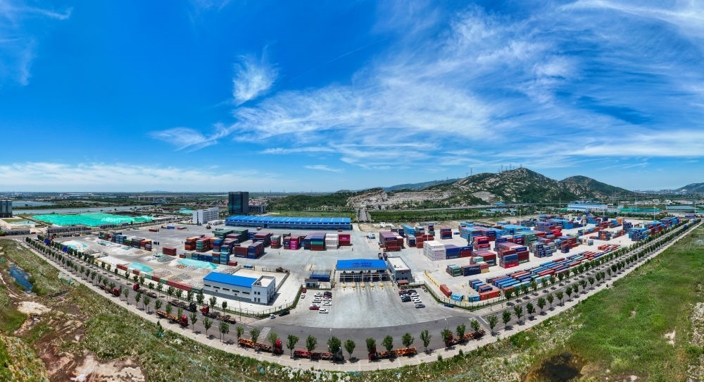 2024年6月26日拍攝的位于江蘇省連云港市連云區(qū)的上合組織（連云港）國際物流園內(nèi)的中國外運集裝箱場站（無人機照片）。上合組織（連云港）國際物流園是連云港建設(shè)“一帶一路”交匯點強支點和上合組織國家出?；氐闹匾脚_載體。新華社記者 季春鵬 攝