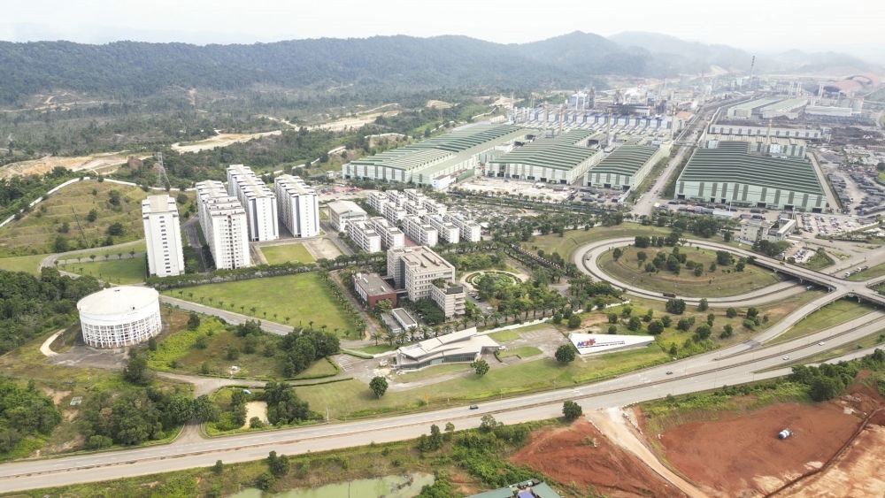 這是2024年6月13日在馬來西亞彭亨州拍攝的馬中關(guān)丹產(chǎn)業(yè)園（無人機照片）。新華社記者 程一恒 攝