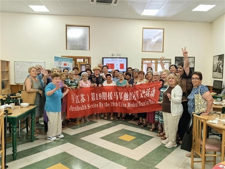 醫(yī)療隊隊員與養(yǎng)老中心參加活動的老人合影。中國（江蘇）第19期援馬耳他醫(yī)療隊供圖