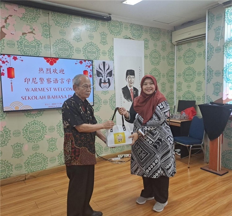 拉哈尤·蘇珊蒂與穆尼交換禮品?；顒?dòng)主辦方供圖