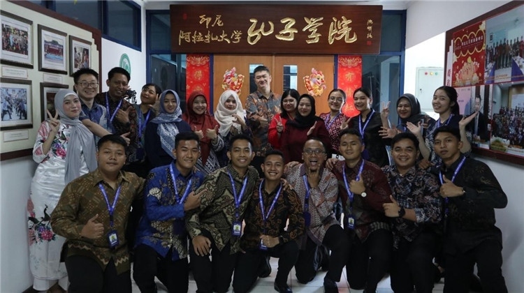 警察 學(xué)員們?cè)诳自洪T口合影。活動(dòng)主辦方供圖