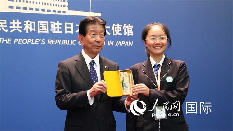 中國小大使向日本永旺1%俱樂部理事長森美樹贈送當(dāng)?shù)靥厣Y品。人民網(wǎng) 許可攝