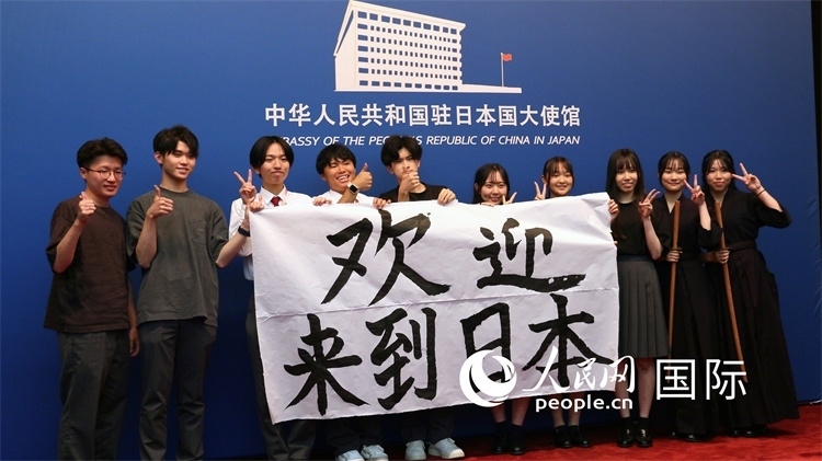 日本小大使現(xiàn)場書寫“歡迎來到日本”。人民網(wǎng) 許可攝