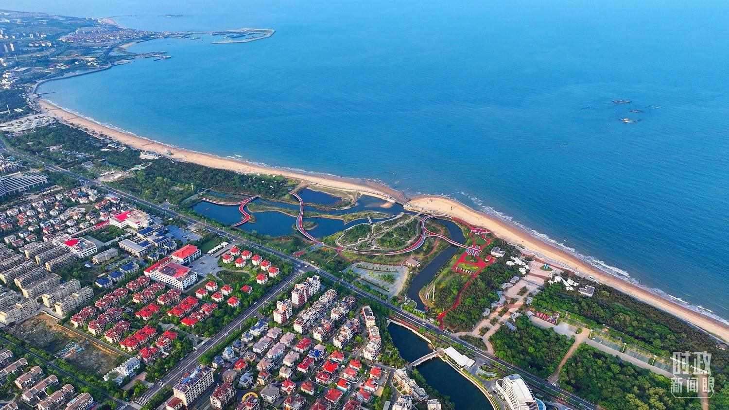 △日照市陽光海岸綠道。近年來，日照市對(duì)沿海裸露場(chǎng)地及岸線破損處進(jìn)行生態(tài)修復(fù)，建成約28公里的陽光海岸綠道，為市民和游客提供了運(yùn)動(dòng)休閑好去處。（總臺(tái)央視記者范凱拍攝）