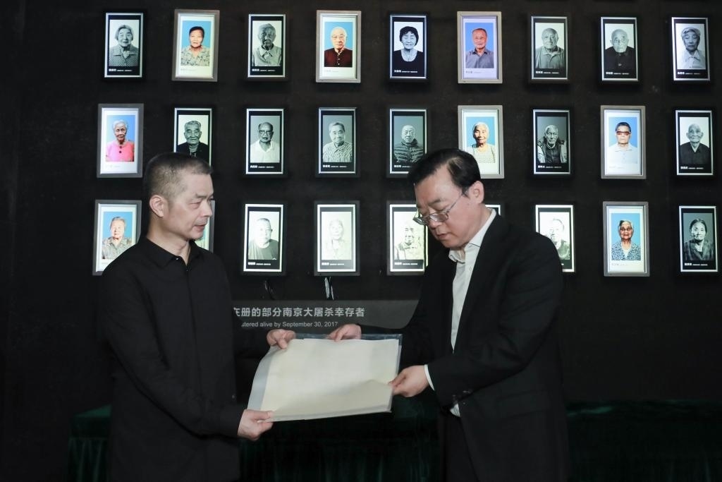 南京大屠殺幸存者高如琴的兒子向軍向侵華日軍南京大屠殺遇難同胞紀(jì)念館捐贈高如琴老人相關(guān)物品。（侵華日軍南京大屠殺遇難同胞紀(jì)念館供圖）