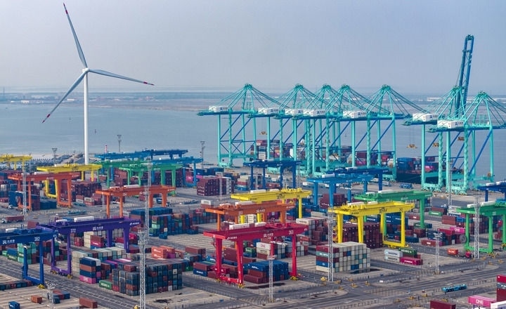 2024年7月3日，一艘集裝箱貨輪?？吭谔旖蚋邸爸腔哿闾肌贝a頭（無(wú)人機(jī)照片）。新華社記者 趙子碩 攝