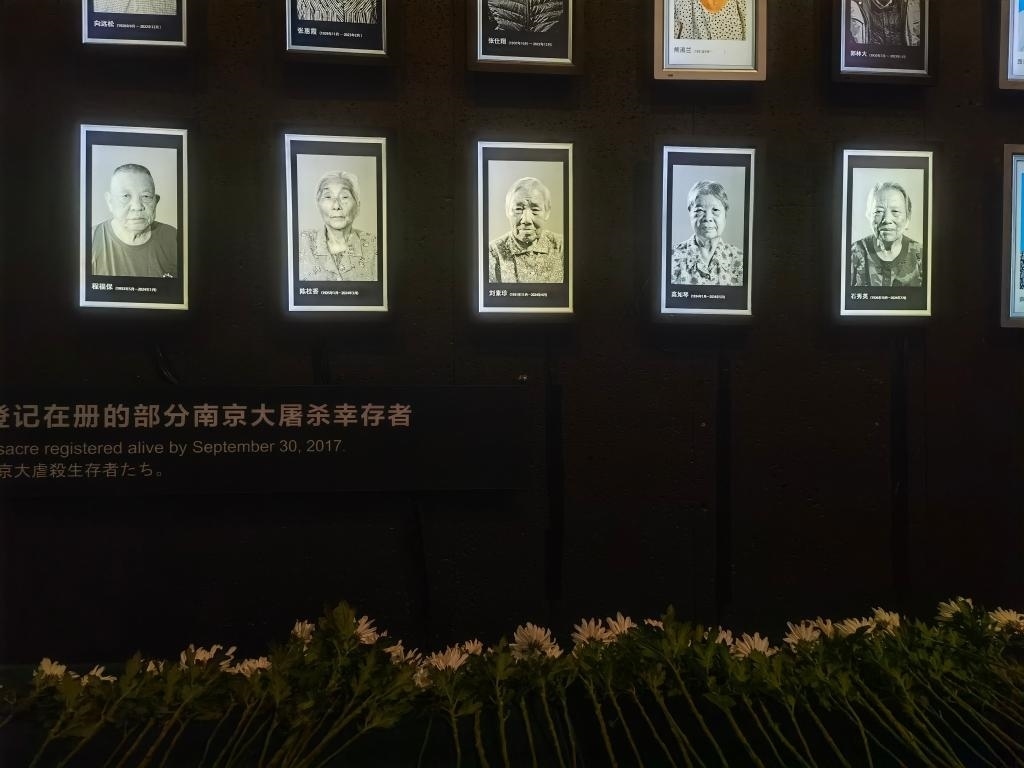 7月18日，侵華日軍南京大屠殺遇難同胞紀(jì)念館內(nèi)舉行“熄燈”悼念儀式，為今年離世的5位幸存者老人送行。新華社記者邱冰清 攝