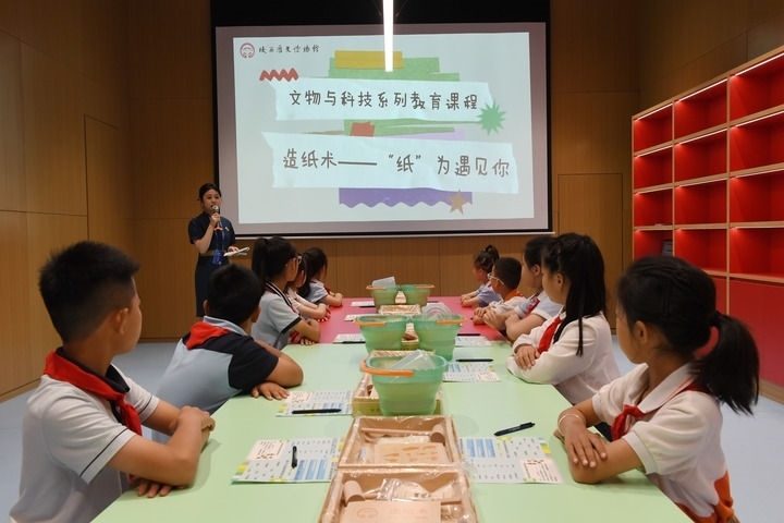 2024年5月18日，小學(xué)生在陜西歷史博物館秦漢館參加“文物與科技”系列教育課程。新華社記者 李一博 攝
