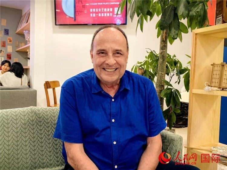 巴西坎皮納斯州立大學(xué)文學(xué)院資深教授弗朗西斯科·福特·哈德曼接受人民網(wǎng)專(zhuān)訪。人民網(wǎng)記者 符園園攝