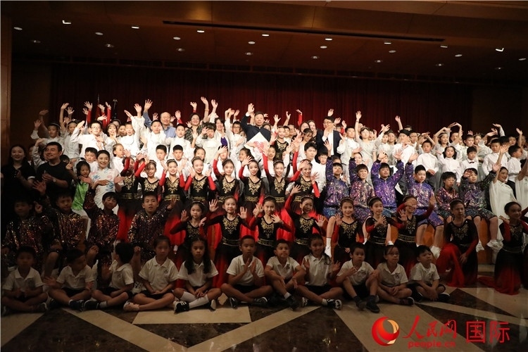 中美青少年藝術(shù)交流匯演活動(dòng)結(jié)束后，嘉賓們與學(xué)生們合影。人民網(wǎng)記者 李志偉攝