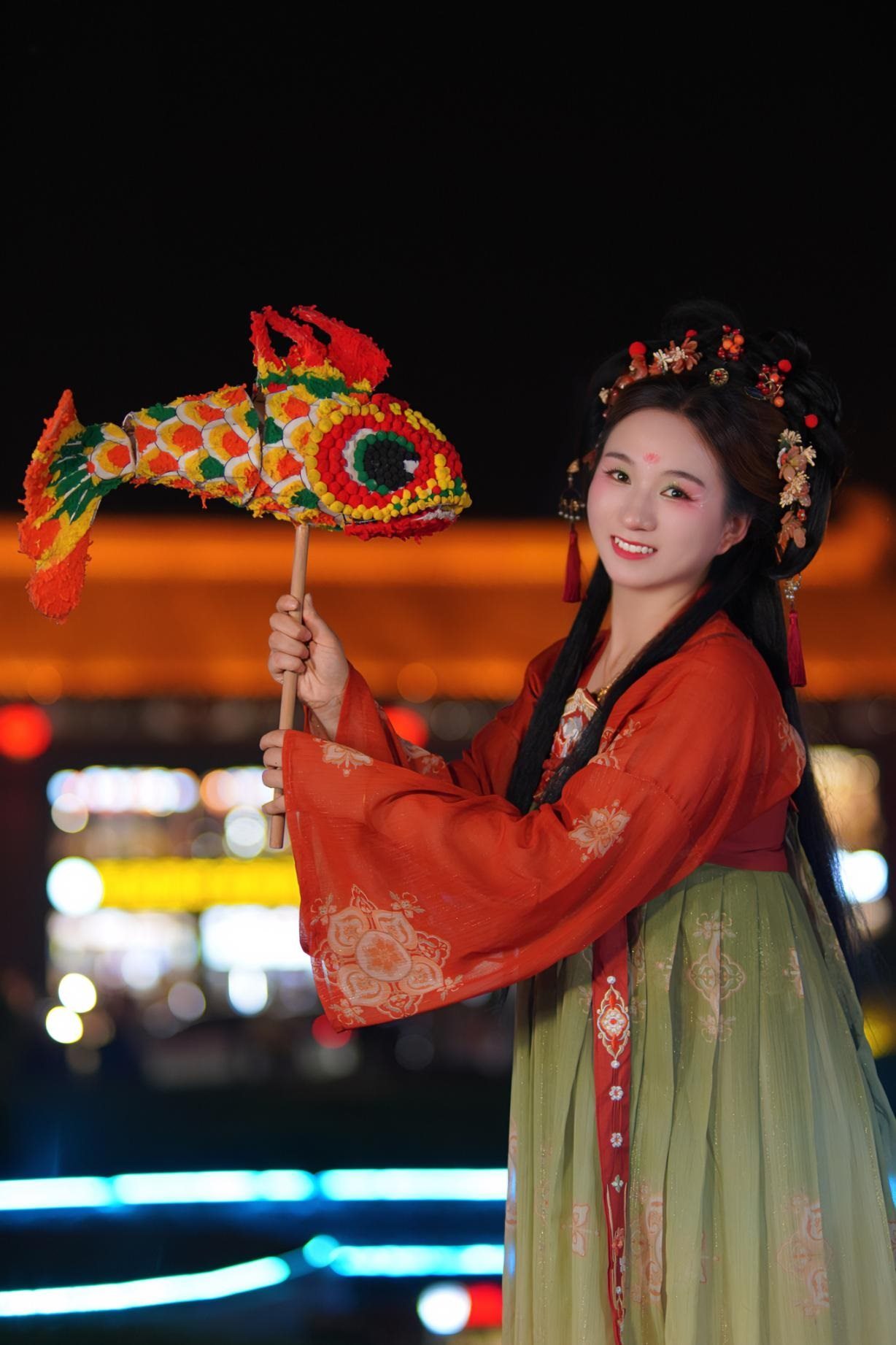 游客身穿漢服漫步在西安大唐不夜城。受訪者供圖