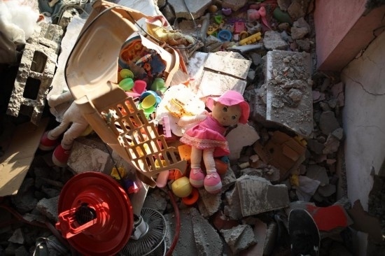 這是7月18日在加沙地帶中部努賽賴特難民營拍攝的遭到以軍襲擊的建筑廢墟。新華社發(fā)（馬爾萬·達烏德攝）