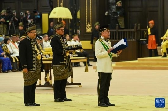  7月20日，馬來(lái)西亞總理安瓦爾（右）在吉隆坡出席最高元首登基儀式。新華社發(fā)（馬來(lái)西亞新聞局供圖）