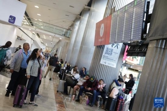 7月19日，在墨西哥首都墨西哥城的貝尼托·華雷斯國際機(jī)場，許多航班被延誤或取消，大量旅客在機(jī)場等待。新華社發(fā)（弗朗西斯科·卡涅多攝）