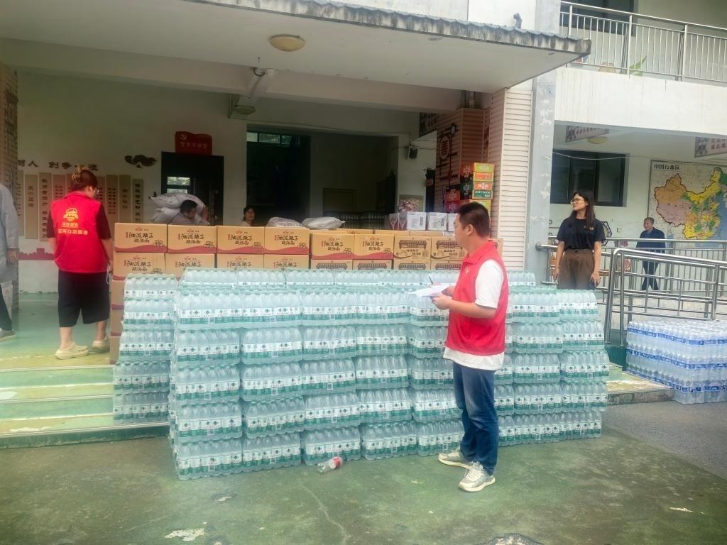 圖為愛心人士向鳳縣河口鎮(zhèn)中心小學(xué)捐贈(zèng)的物資。新華社記者 劉彤 攝