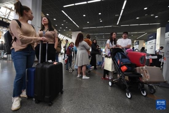7月19日，受影響航班的旅客在巴西首都巴西利亞機(jī)場等待。新華社發(fā)（盧西奧·塔沃拉 攝）