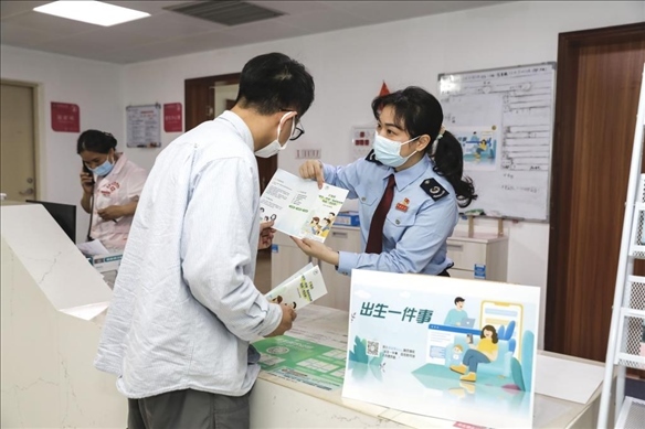 志愿者為葉先生介紹新生兒相關服務。云浮市稅務局供圖