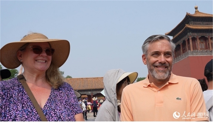 圖為來自美國拉斯維加斯的游客格雷琴·拉森 （Gretchen Larsen）（左）和她的丈夫埃里克·拉森（Eric Larsen）（右）。人民網(wǎng)記者 吳超嵐攝