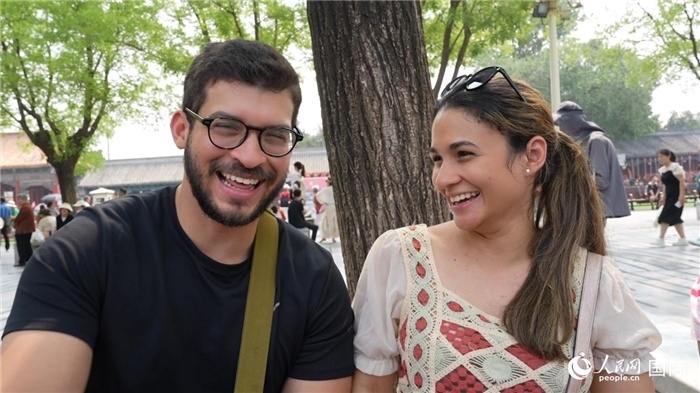 圖為巴拿馬籍游客阿德里安·岡薩雷斯（Adrian Gonzalez）（左）和丹尼斯·岡薩雷斯（Denisse Gonzalez）（右）。人民網(wǎng)記者 吳超嵐攝