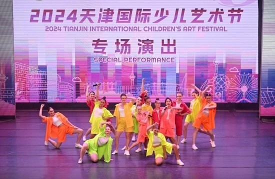 7月22日，來自俄羅斯的舞蹈團(tuán)演員在藝術(shù)節(jié)上展演。新華社記者 趙子碩 攝