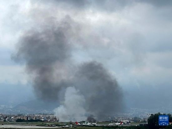 這是7月24日在尼泊爾加德滿都特里布萬機場拍攝的濃煙。目擊者說，一架飛機在尼泊爾加德滿都特里布萬機場墜毀。新華社/美聯(lián)