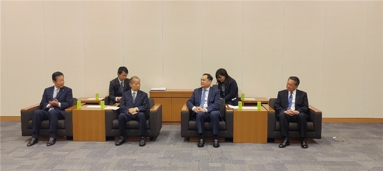 4月11日，楊萬(wàn)明會(huì)長(zhǎng)在東京會(huì)見(jiàn)日中友好議員聯(lián)盟會(huì)長(zhǎng)二階俊博（左二）。中國(guó)人民對(duì)外友好協(xié)會(huì)供圖